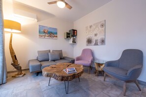 Deluxe House, 2 Bedrooms, Garden View | Living area | 32-inch Smart TV with digital channels, TV, Netflix - Desa Green Homes (Epidaurus)