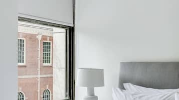 1 habitación, escritorio, tabla de planchar con plancha y cuna de viaje