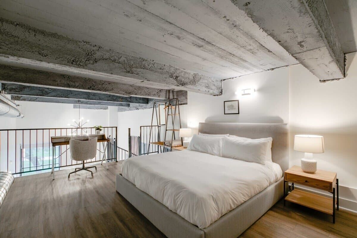 1 habitación, escritorio, tabla de planchar con plancha y cuna de viaje 