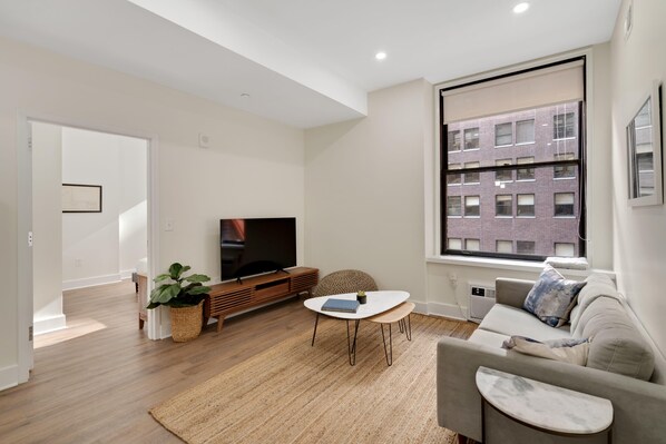 Televisión y oficina 