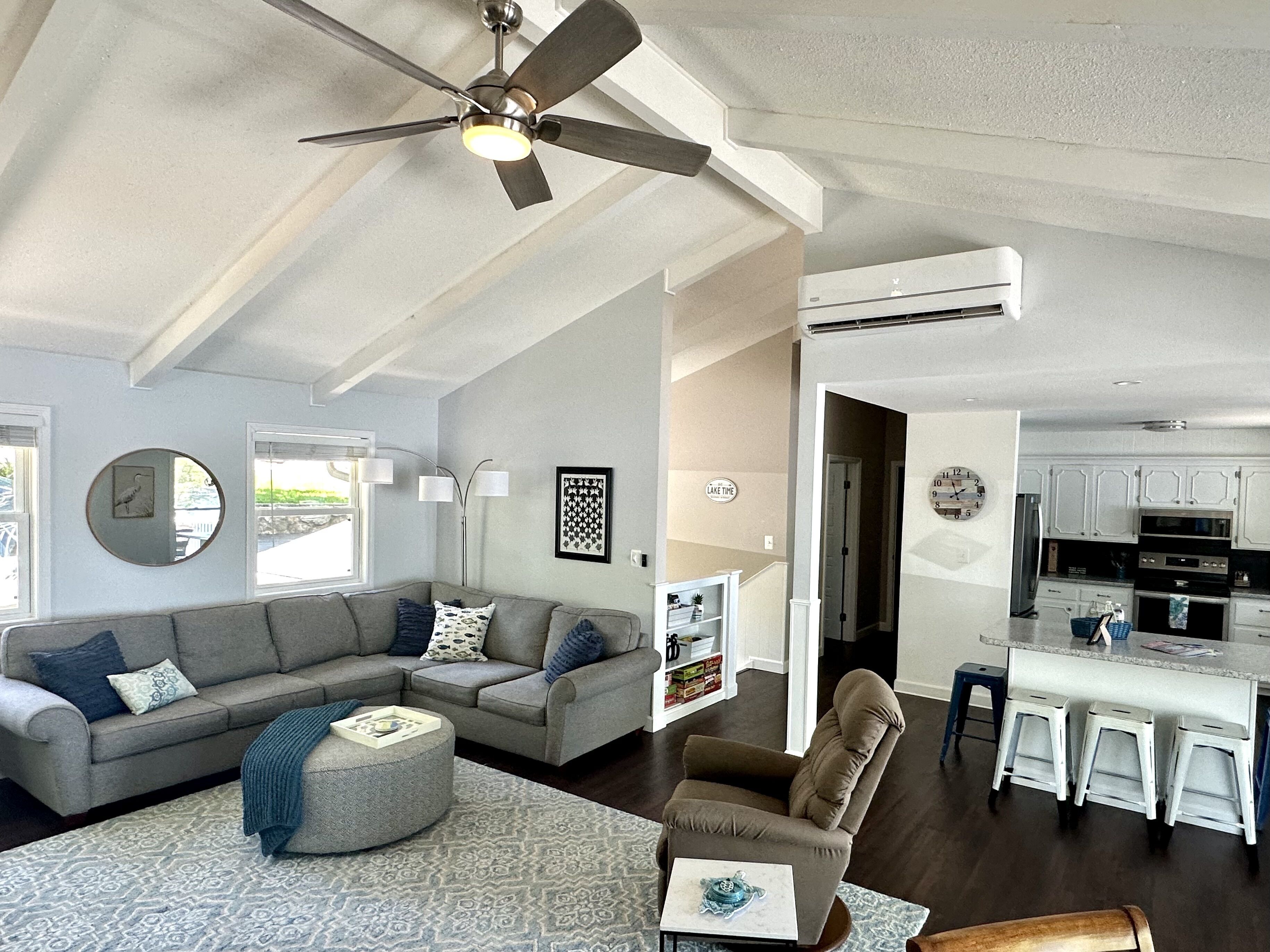 Gorgeous 3BR Lakefront Home -  HOT TUB + Lake views 