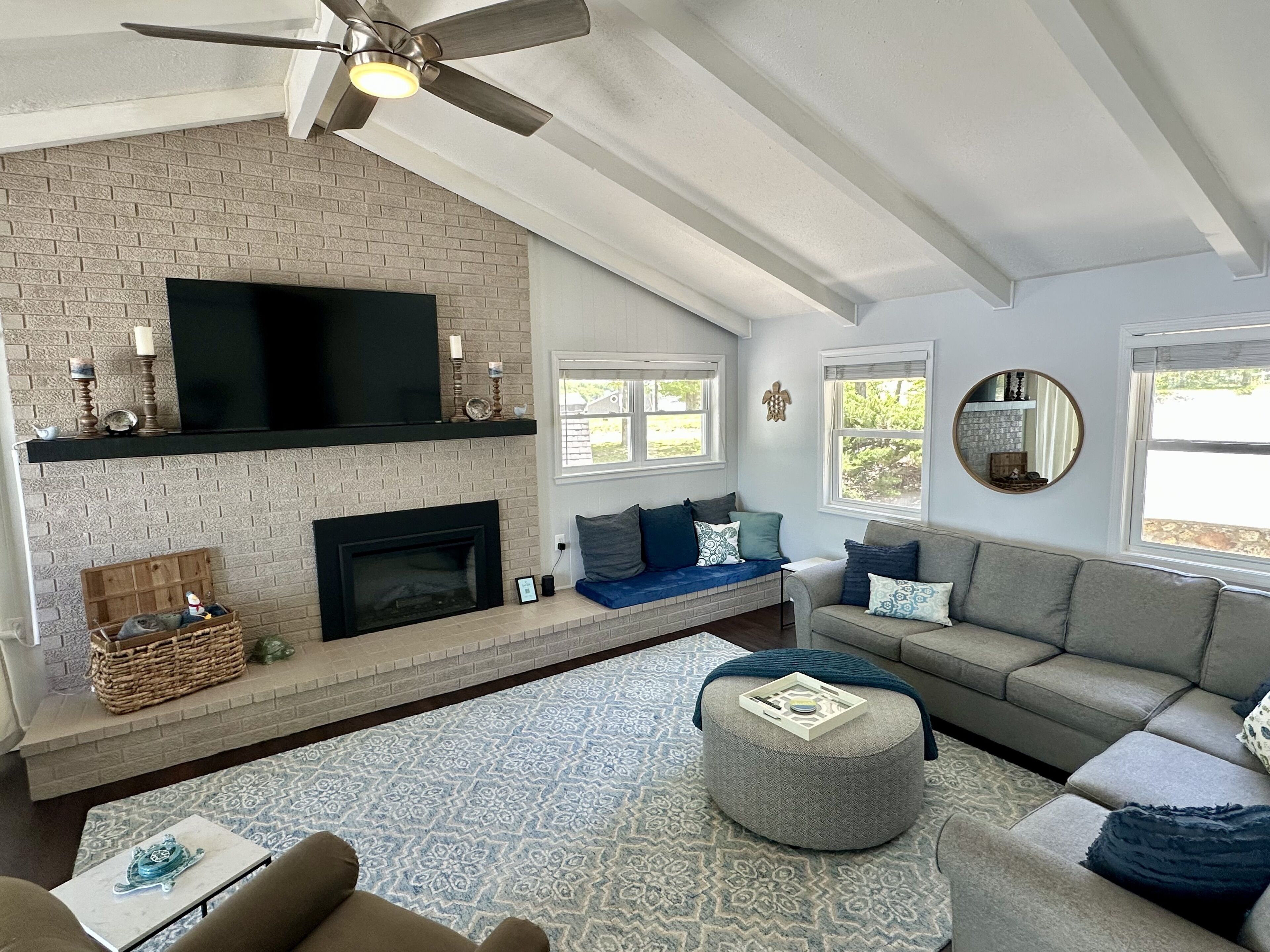 Gorgeous 3BR Lakefront Home -  HOT TUB + Lake views 