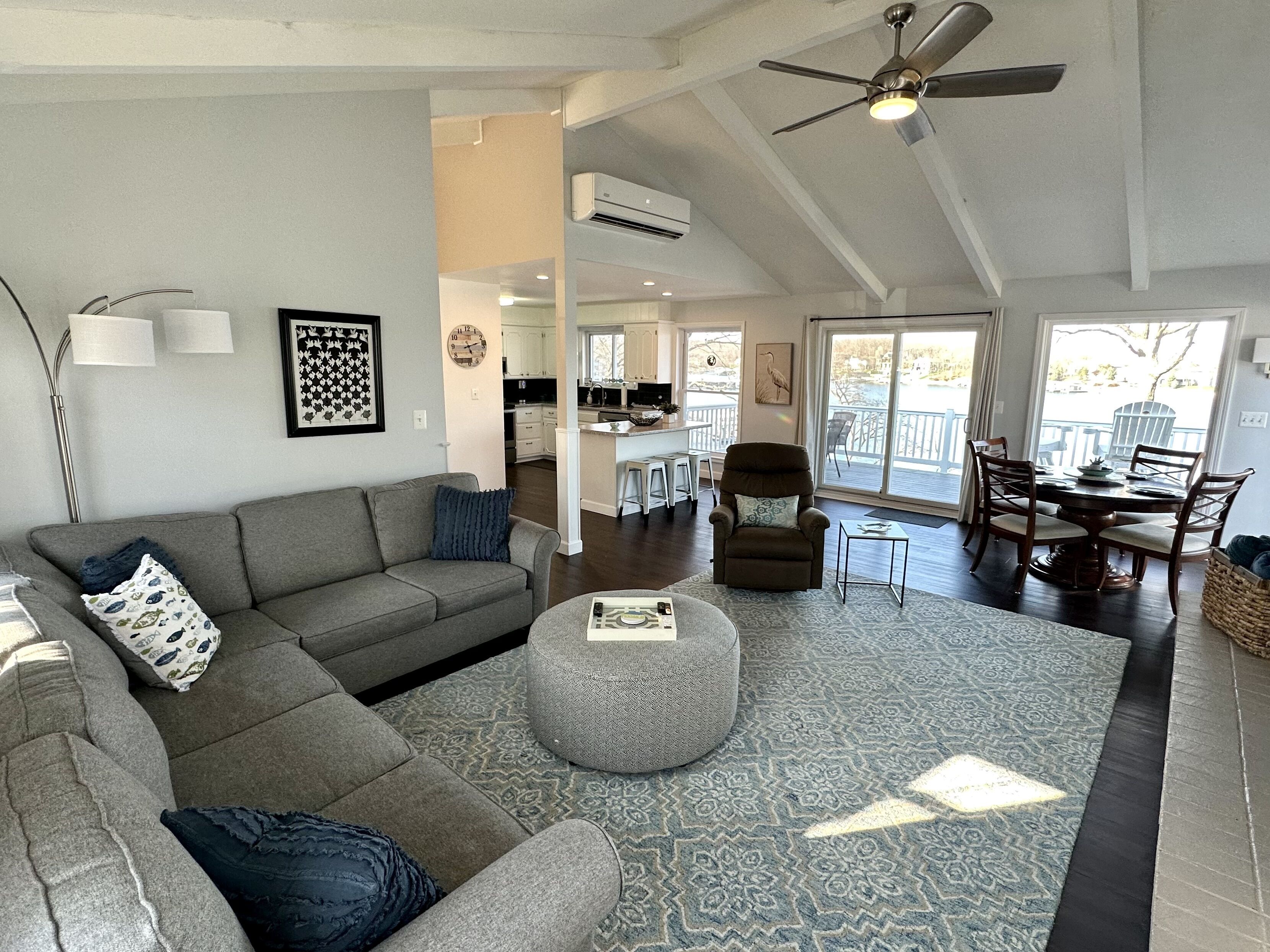 Gorgeous 3BR Lakefront Home -  HOT TUB + Lake views 