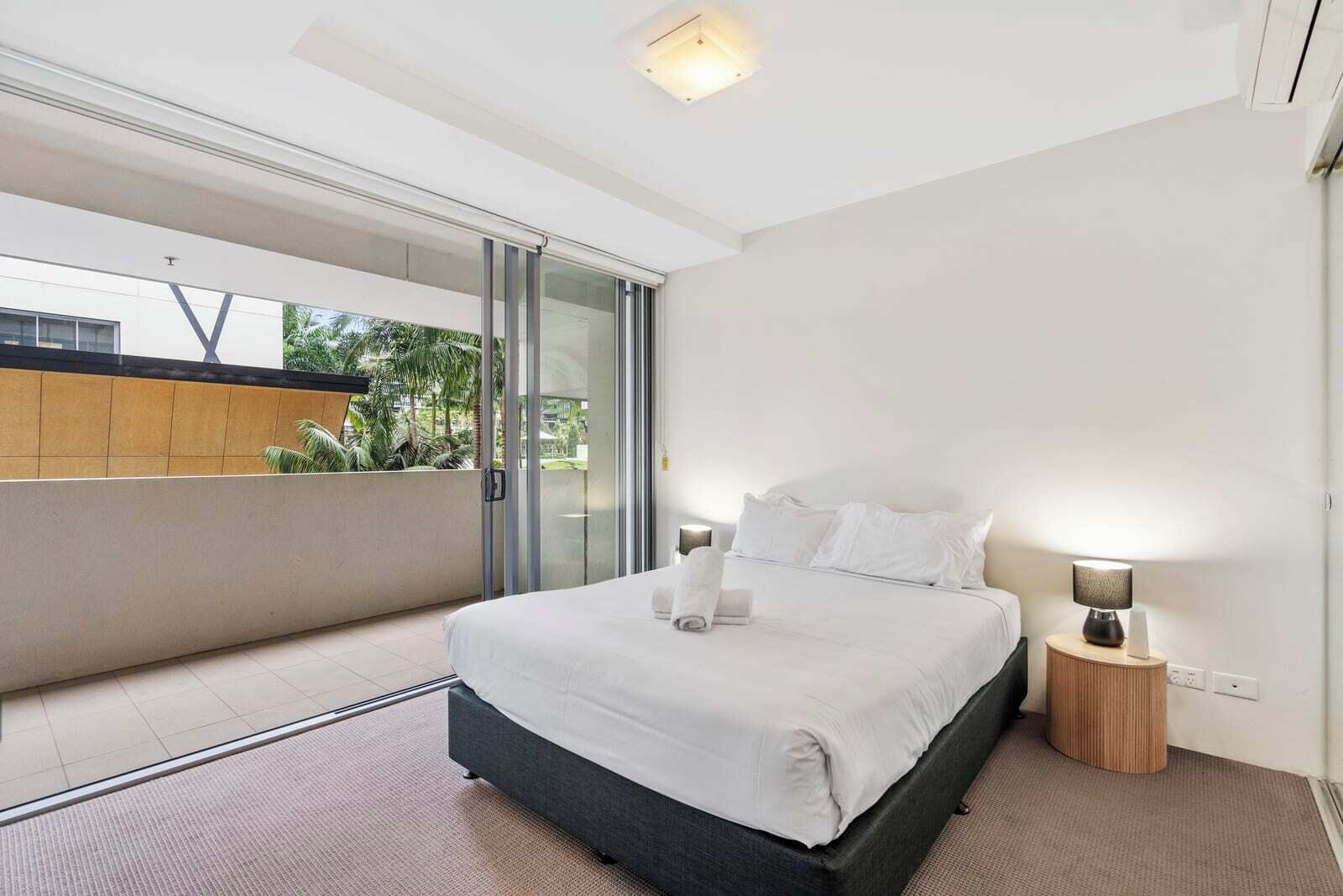 Modern Riverside Oasis - Gym, Pool, WiFi & Parking