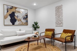TV, offices - Excellent 2-BR Condo in Hip Area of DC (Washington DC)