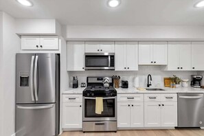 Fridge, microwave, oven, stovetop - Excellent 2-BR Condo in Hip Area of DC (Washington DC)
