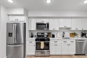 Frigorífico, microondas, horno y placa de cocina