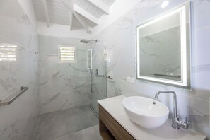 Douche, séchoir à cheveux, serviettes fournies, shampooing