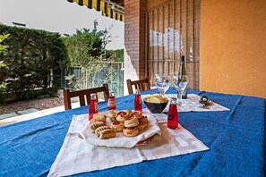 Outdoor dining - Regarda - "Costa del Sole" with swimming pool and terrace (Lazise)