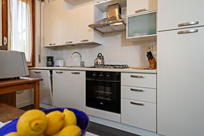 Kylskåp, mikrovågsugn, ugn och spishäll