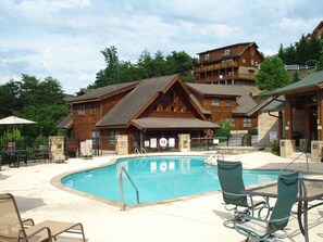 Una piscina cubierta, una piscina climatizada
