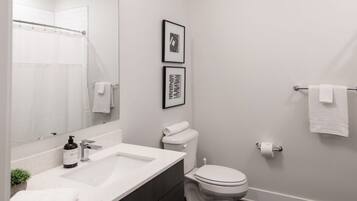 Badkar, hårtork och handdukar