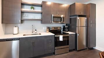 Een koelkast, een microgolfoven, een oven, een kookplaat