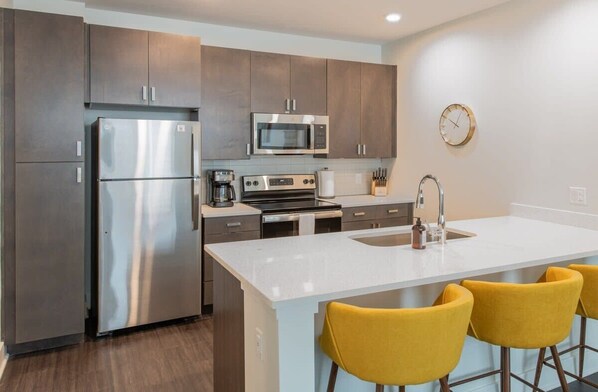 Fridge, microwave, oven, stovetop - Cozysuites l Dream 1BR in Downtown Cincinnati (Cincinnati)