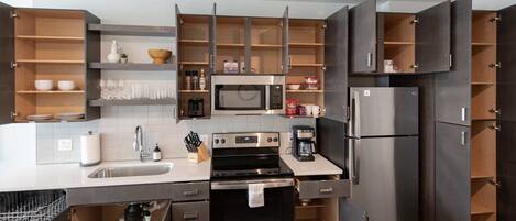 Frigorifero, microonde, forno, piano cottura