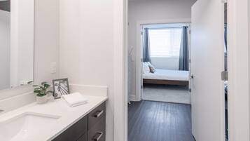 1 bedroom, desk, iron/ironing board, WiFi