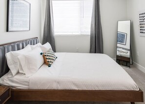 1 slaapkamer, een bureau, een strijkplank/strijkijzer, wifi