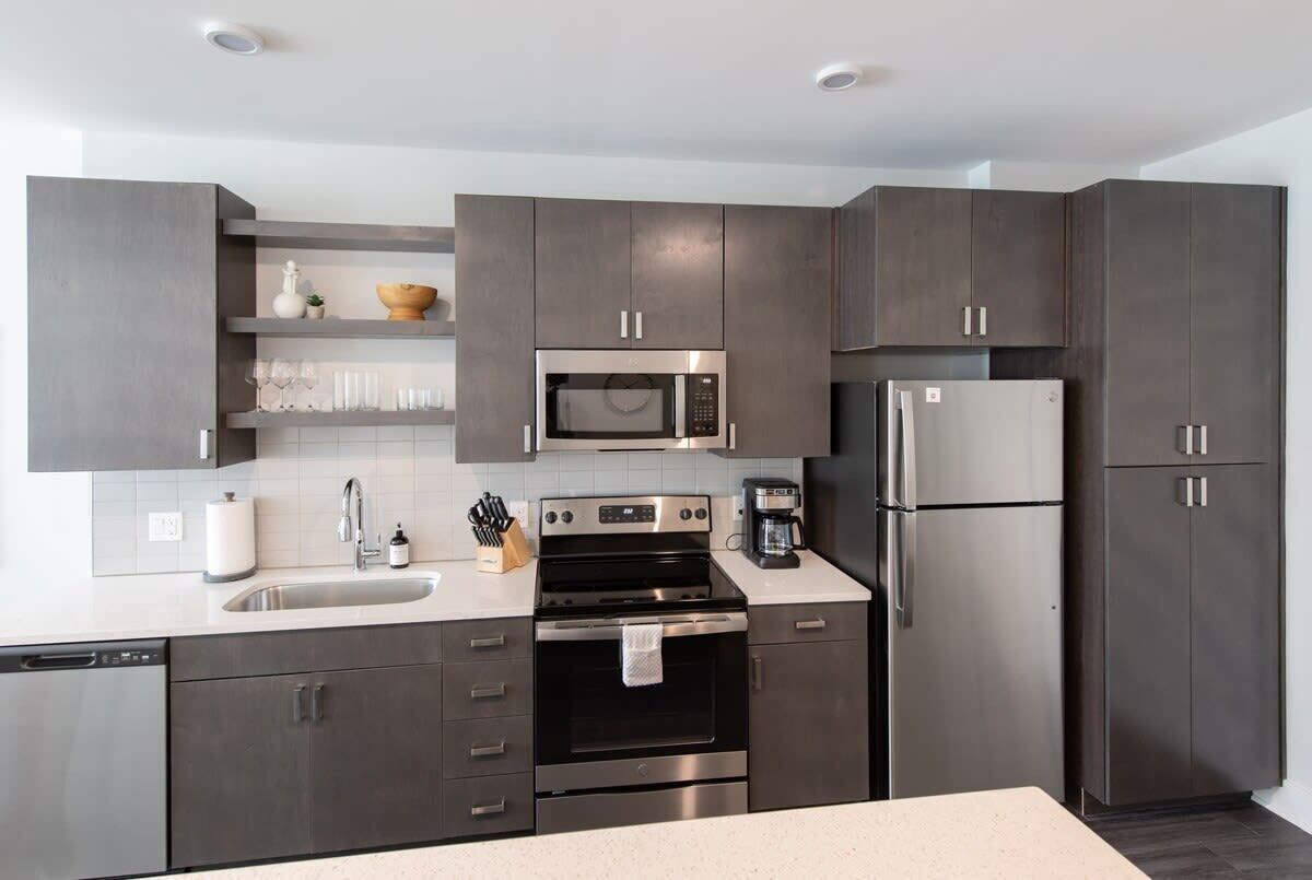 Refrigerador, microondas, horno y parrilla de estufa 