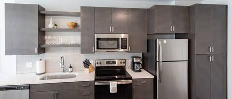 Kühlschrank, Mikrowelle, Ofen, Herdplatte