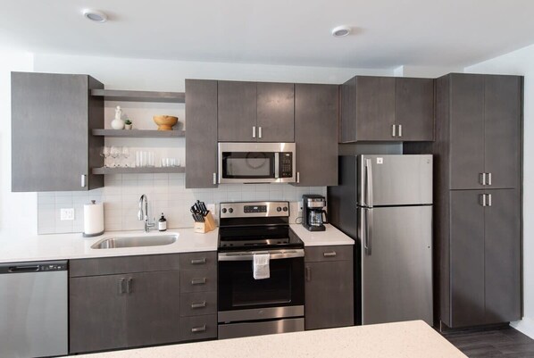 Een koelkast, een microgolfoven, een oven, een kookplaat