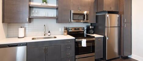 Refrigerador, microondas, horno y parrilla de estufa