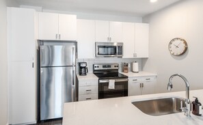 冰箱、微波炉、烤箱、炉灶