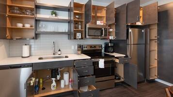 Kjøleskap, mikrobølgeovn, ovn og kokeplater