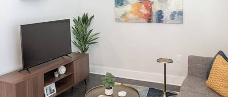 Télévision, cheminée, espaces bureaux