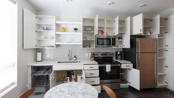 Køleskab, mikrobølgeovn, ovn, kogeplade