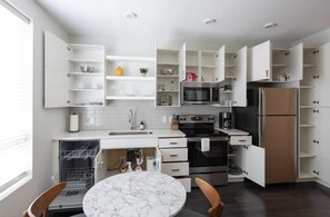 Réfrigérateur, micro-ondes, four, plaque de cuisson