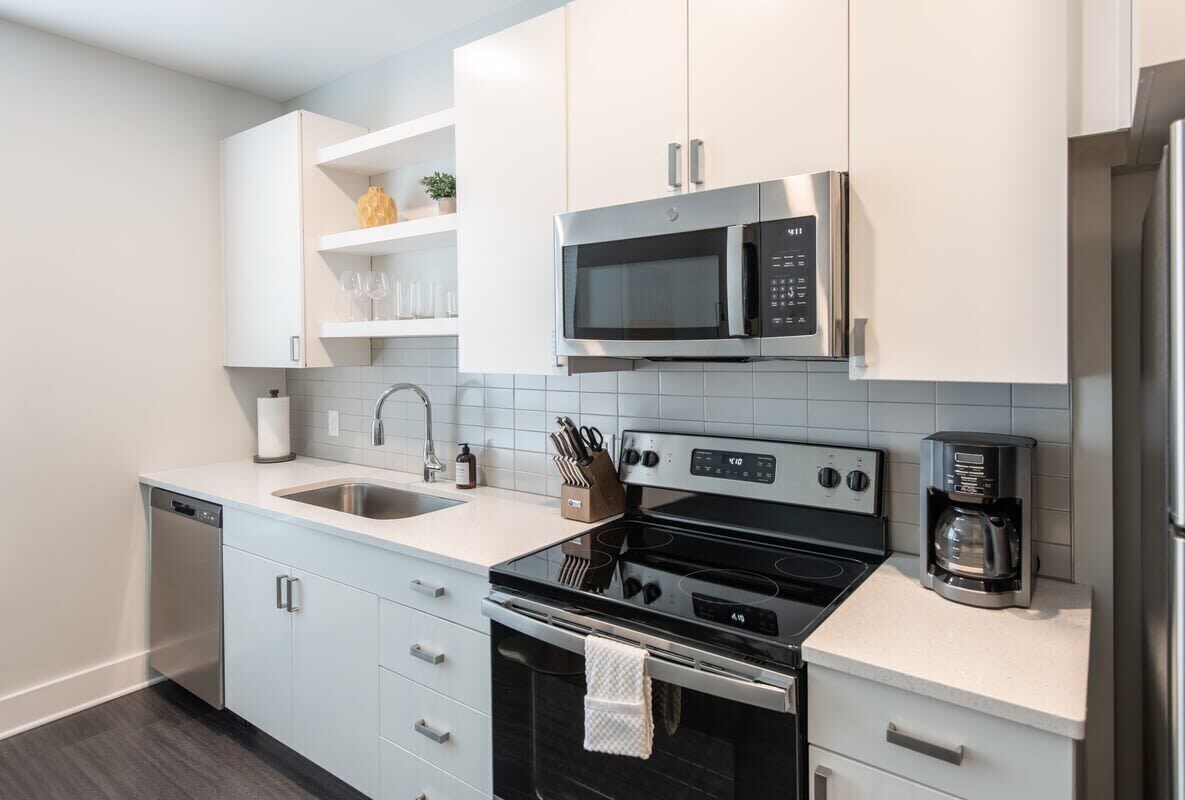 Jääkaappi, mikroaaltouuni, uuni, liesi