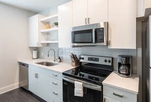 Kühlschrank, Mikrowelle, Ofen, Herdplatte