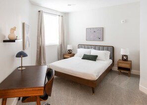 1 habitación, escritorio, tabla de planchar con plancha y wifi