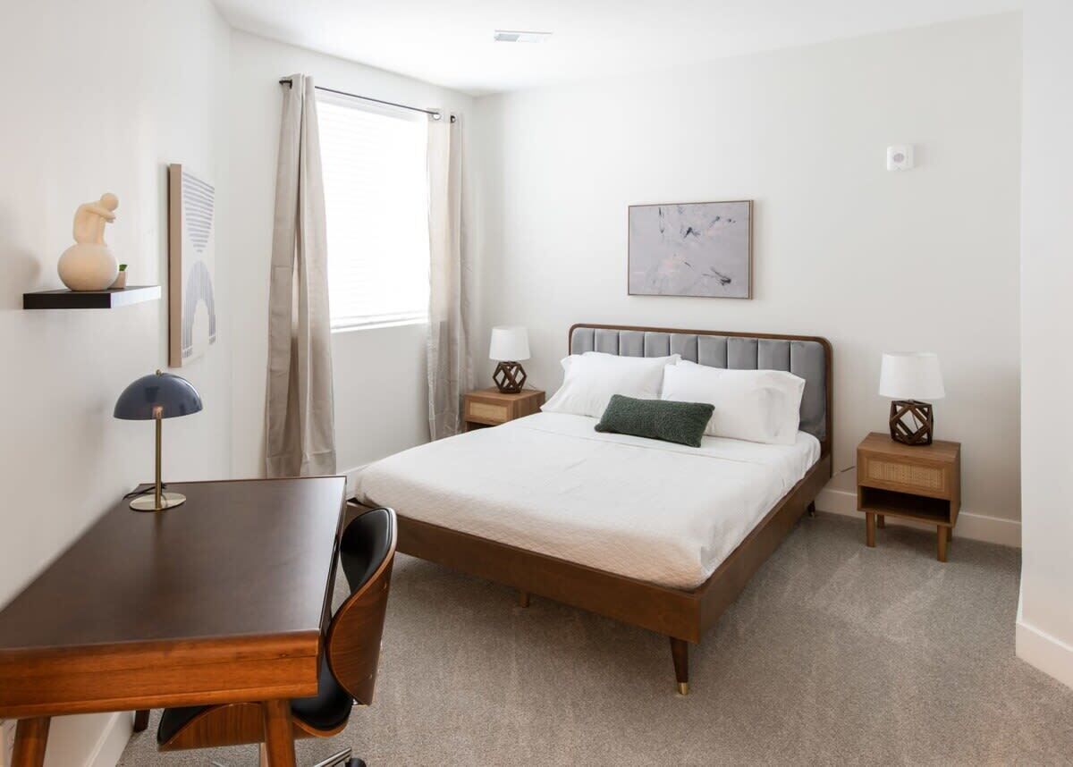 1 habitación, escritorio, tabla de planchar con plancha y wifi 