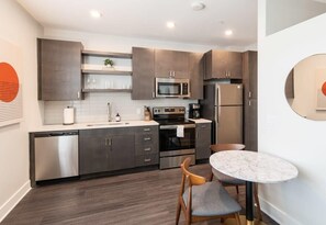 Fridge, microwave, oven, stovetop - Cozysuites l Dream SDO in Downtown Cincinnati (Cincinnati)