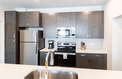 Cozysuites l Luxe 2BR in Downtown Cincinnati