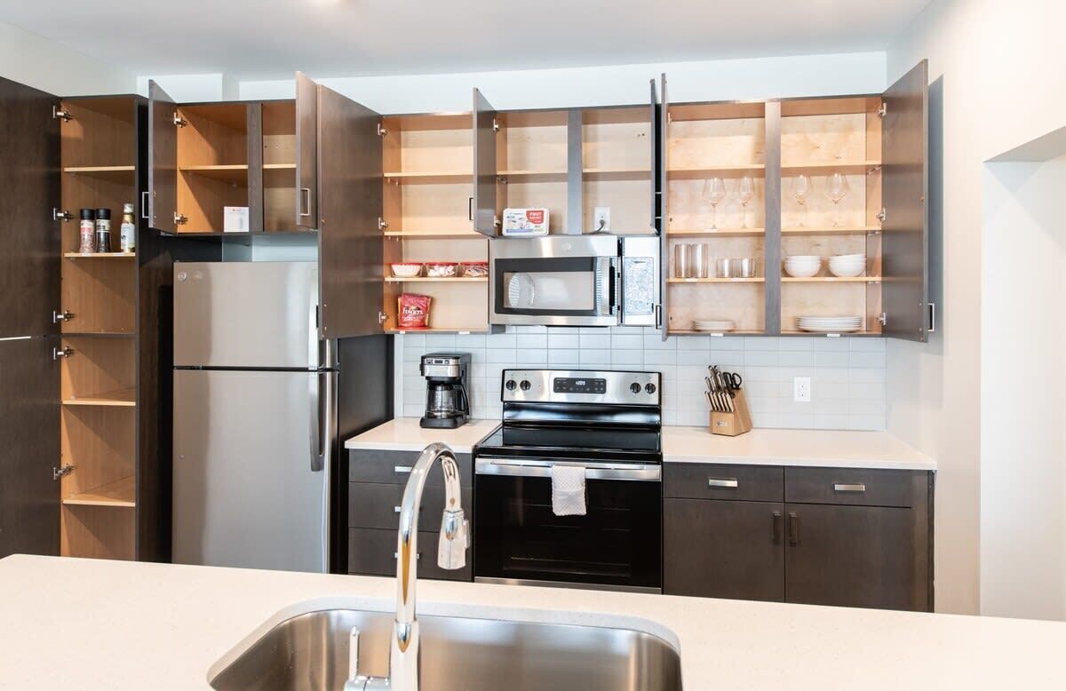 ثلاجة، ميكروويف، فرن، موقد طهي مسطح