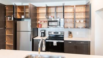 Refrigerador, microondas, horno, placa de cocina