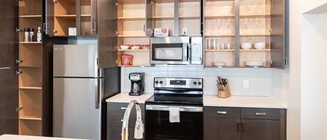 Refrigerador, microondas, horno, placa de cocina