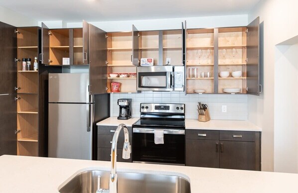 Jääkaappi, mikroaaltouuni, uuni, liesi