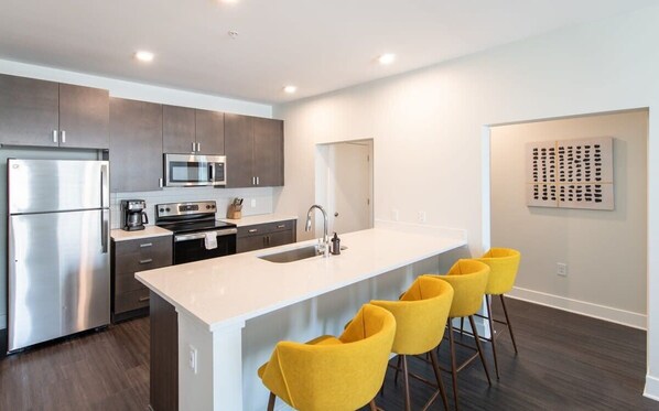 Fridge, microwave, oven, stovetop - Cozysuites l Luxe 2BR in Downtown Cincinnati (Cincinnati)