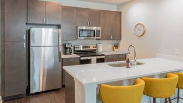 Réfrigérateur, micro-ondes, four, plaque de cuisson