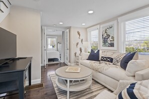 3 bedrooms, desk, iron/ironing board, travel cot