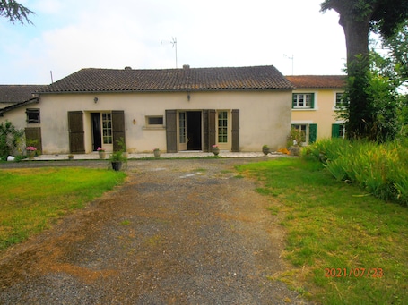 Exterior. Maison Dans Petit Village Tranquille Pres DES Chateaux