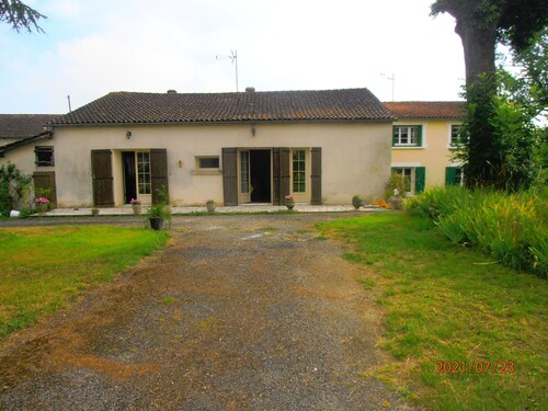 Maison Dans Petit Village Tranquille Pres DES Chateaux