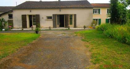 Maison Dans Petit Village Tranquille Pres DES Chateaux