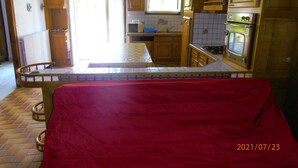 Una cocina con armarios de madera, microondas y estufa.