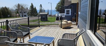 Harbour View Getaway- unique, fully renovated 1 block from the lake!