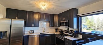 Harbour View Getaway- unique, fully renovated 1 block from the lake!