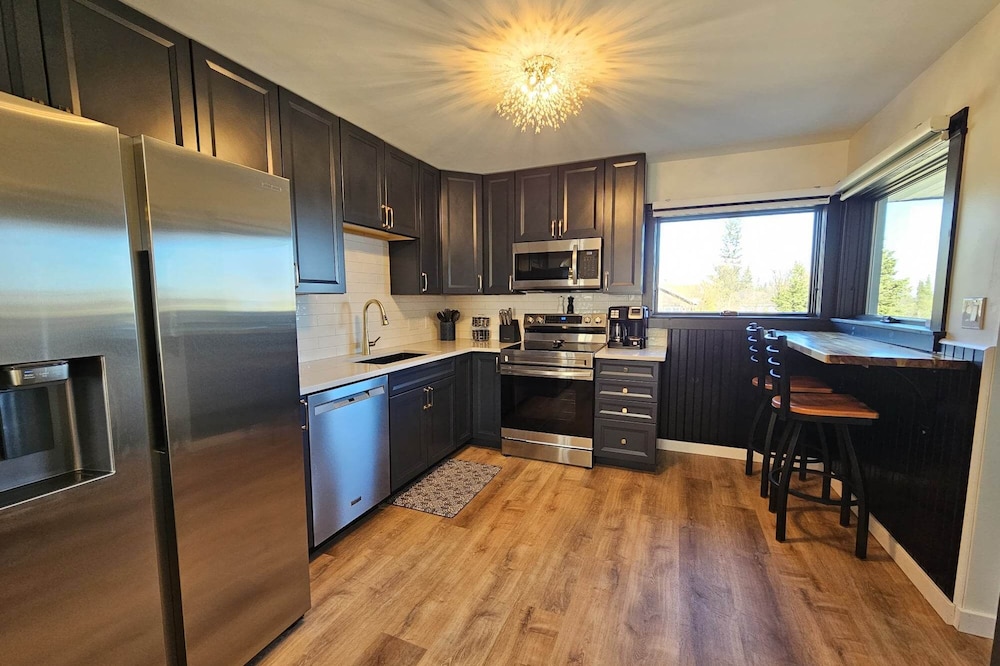 Harbour View Getaway- unique, fully renovated 1 block from the lake!